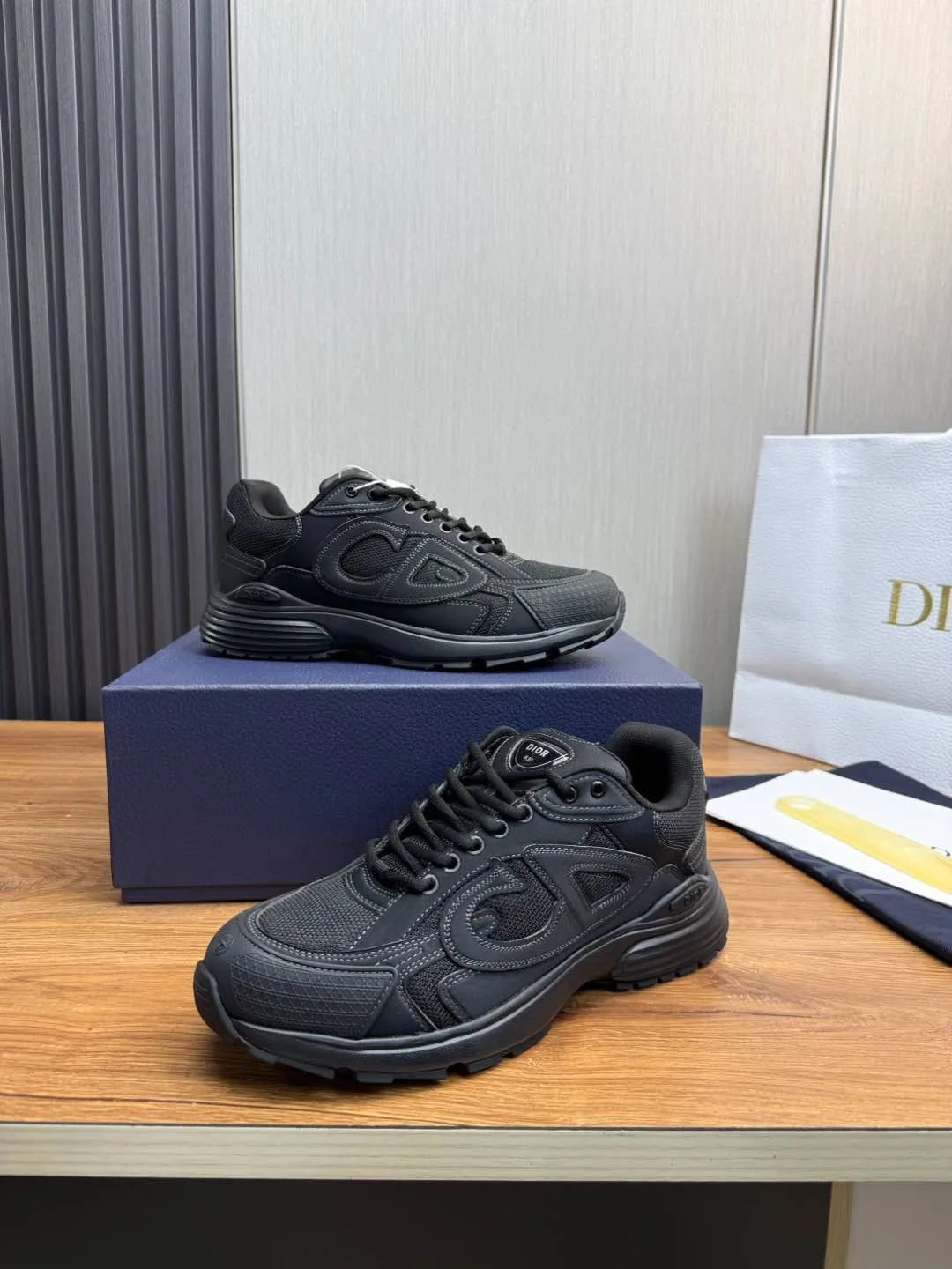 Men's men's shoes💰740💰 Dior's new B30 couple 👫 low-top sneakers, the highest version on the market✅ are carefully made of gray mesh fabric and white technical fabric, decorated with reflective "CD30" graphic logo, and "DIO~B30" and "CD30" logos on the heel and tongue. An extra-light, sculpted rubber sole with signature accents adds style, while internal stretch details create ideal comfort. It can be matched with various casual styles to show the fashionable and modern sports style〰️ Size: 35-40 (customized at 40 for women) 39-45 (customized at 38.45 for men)